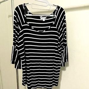Dressy t-shirt with loose elbow length sleeves. Great condition. Poly/spandex.
